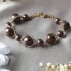 Bracelet en perles de cristal nacré et rocailles calibrées
