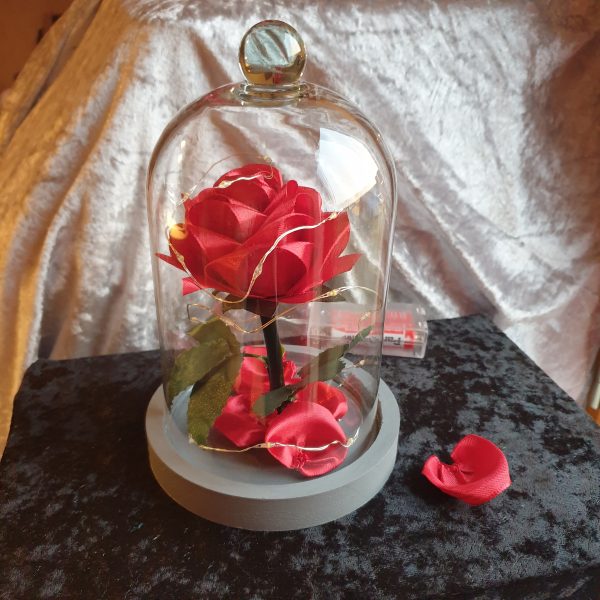 Rose en satin sous cloche en verre