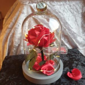 Rose en satin sous cloche en verre