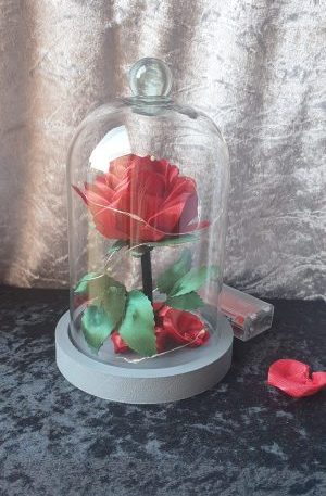 Rose en satin sous cloche en verre