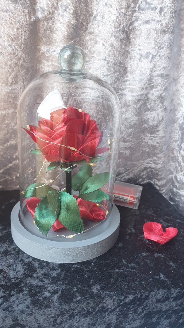Rose en satin sous cloche en verre