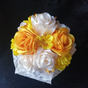 Bouquet de mariée à base de fleurs en satin