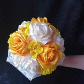 Bouquet de mariée à base de fleurs en satin
