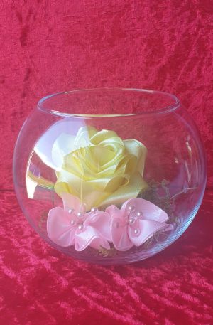 Rose en satin dans bocal en verre