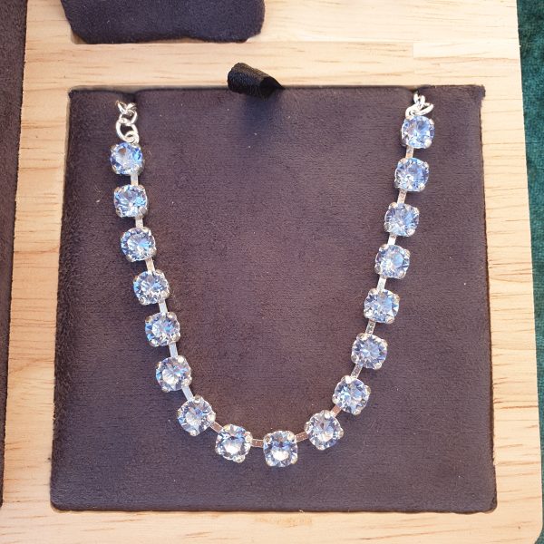 Parure de cristaux sertis
