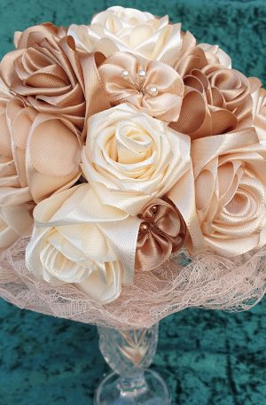 Bouquet de mariée à base de fleurs en satin