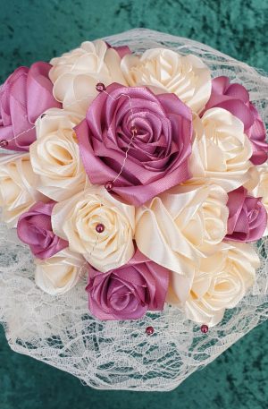 Bouquet de mariée à base de fleurs en satin