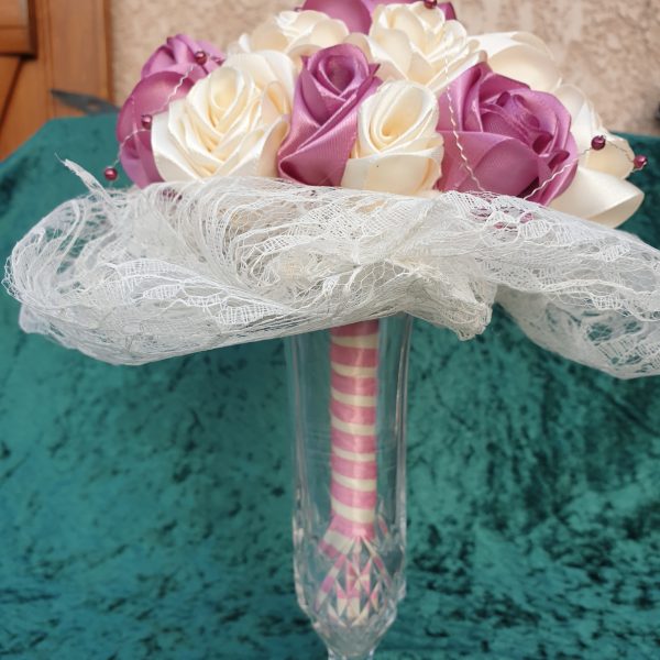 Bouquet de mariée à base de fleurs en satin