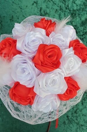 Bouquet de mariée à base de fleurs en satin