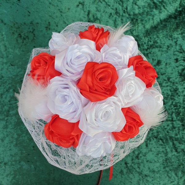 Bouquet de mariée à base de fleurs en satin