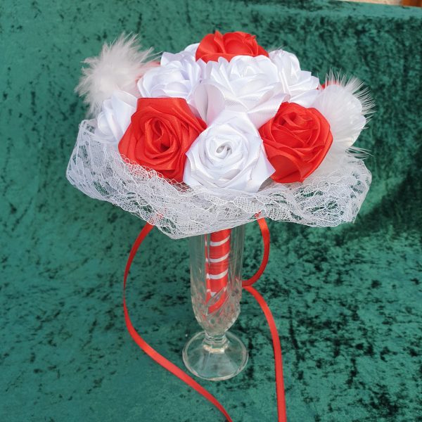 Bouquet de mariée à base de fleurs en satin