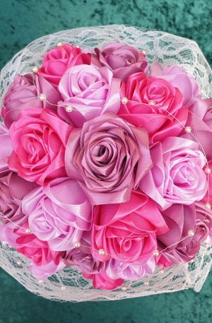 Bouquet de mariée à base de fleurs en satin