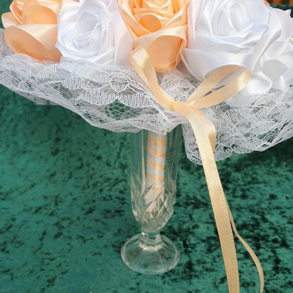Bouquet de mariée à base de fleurs en satin