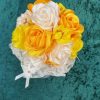 Bouquet de mariée à base de fleurs en satin