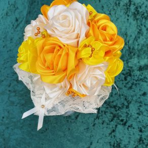 Bouquet de mariée à base de fleurs en satin