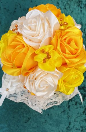 Bouquet de mariée à base de fleurs en satin