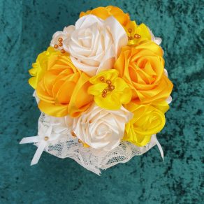 Bouquet de mariée à base de fleurs en satin