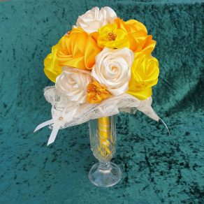 Bouquet de mariée à base de fleurs en satin