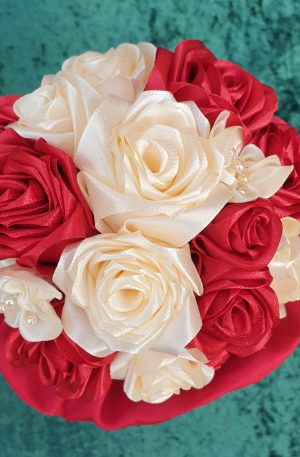 Bouquet de mariée à base de fleurs en satin