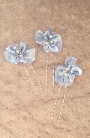 Epingle en satin et perles
