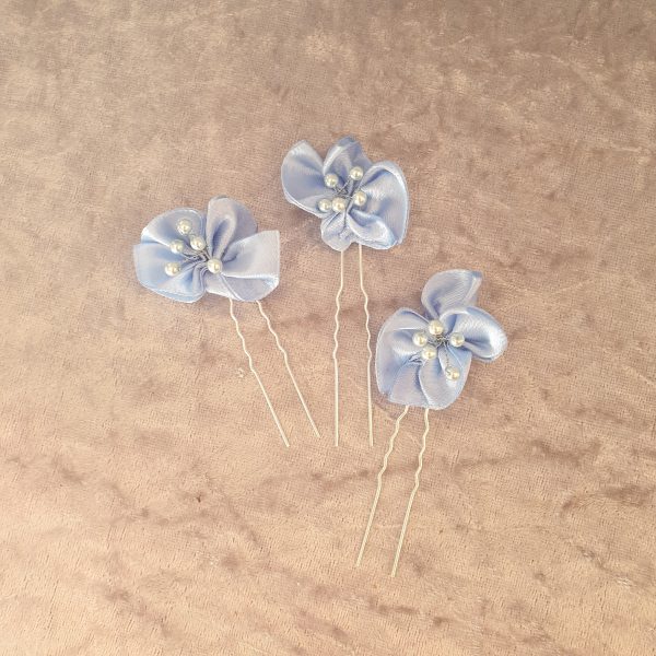Epingle en satin et perles