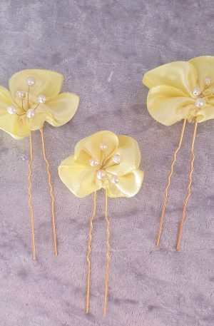 Epingle en satin et perles