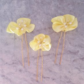 Epingle en satin et perles