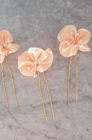 Epingle en satin et perles