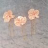 Epingle en satin et perles