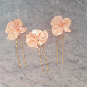 Epingle en satin et perles
