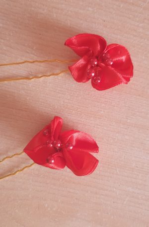 Epingle en satin et perles
