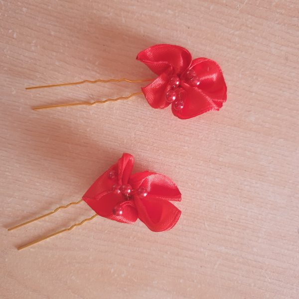 Epingle en satin et perles