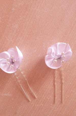 Epingle en satin et perles