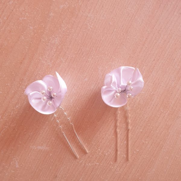 Epingle en satin et perles