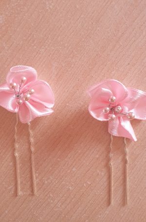 Epingle en satin et perles