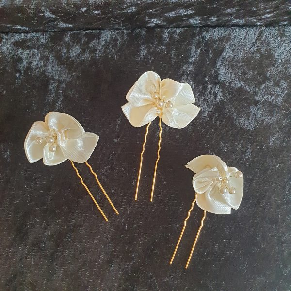 Epingle en satin et perles