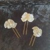 Epingle en satin et perles