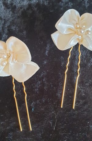 Epingle en satin et perles