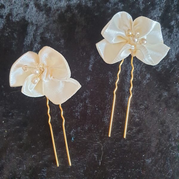 Epingle en satin et perles
