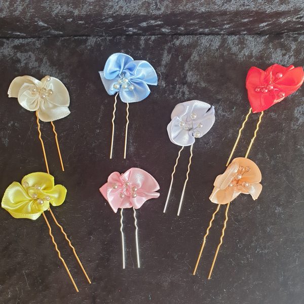 Epingle en satin et perles