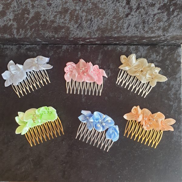 Peignes en satin et perles