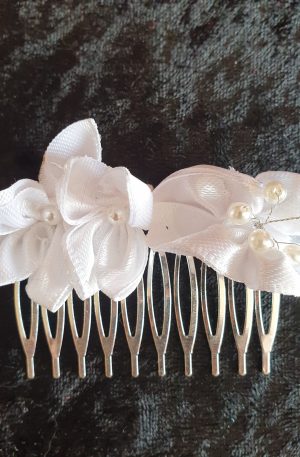 Peignes en satin et perles