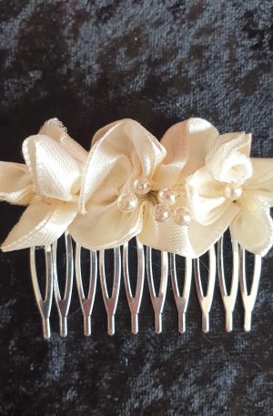 Peignes en satin et perles