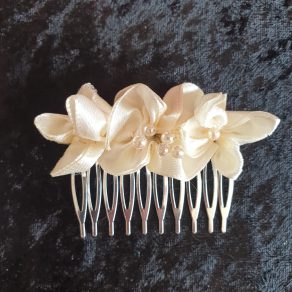 Peignes en satin et perles