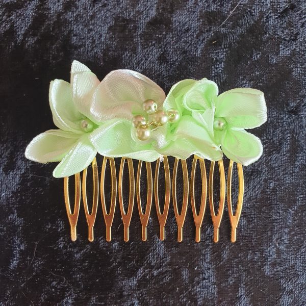 Peignes en satin et perles