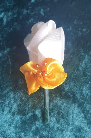 Boutonnière de marié en satin