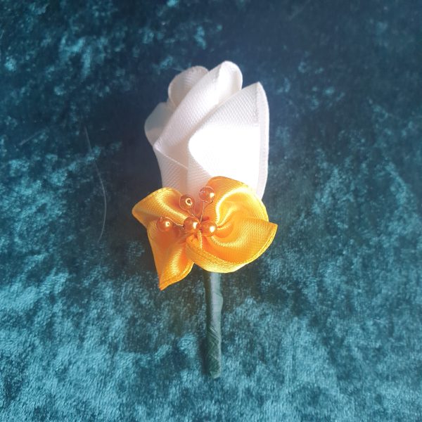 Boutonnière de marié en satin
