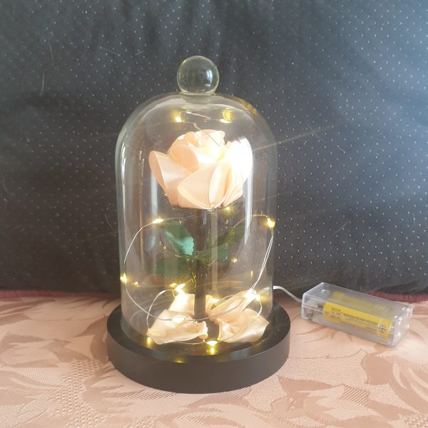 Rose en satin sous cloche en verre