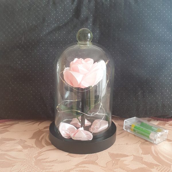 Rose en satin sous cloche en verre