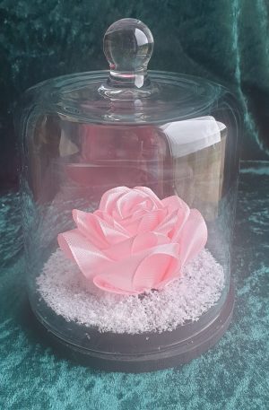 Rose en satin sous cloche en verre